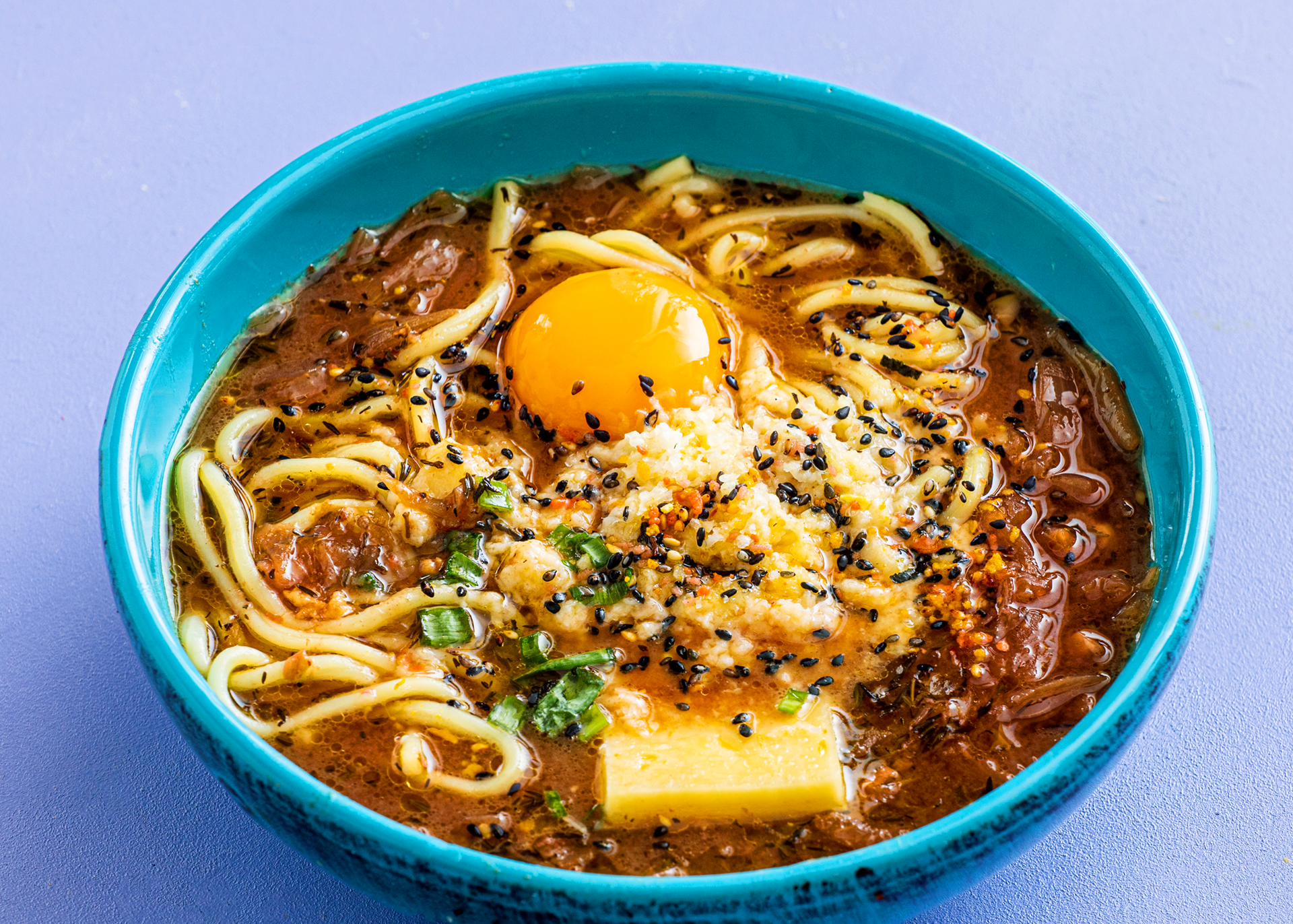 Ramen z karmelizowaną cebulą, żółtkiem, serem cheddar oraz sezamem i dymką
